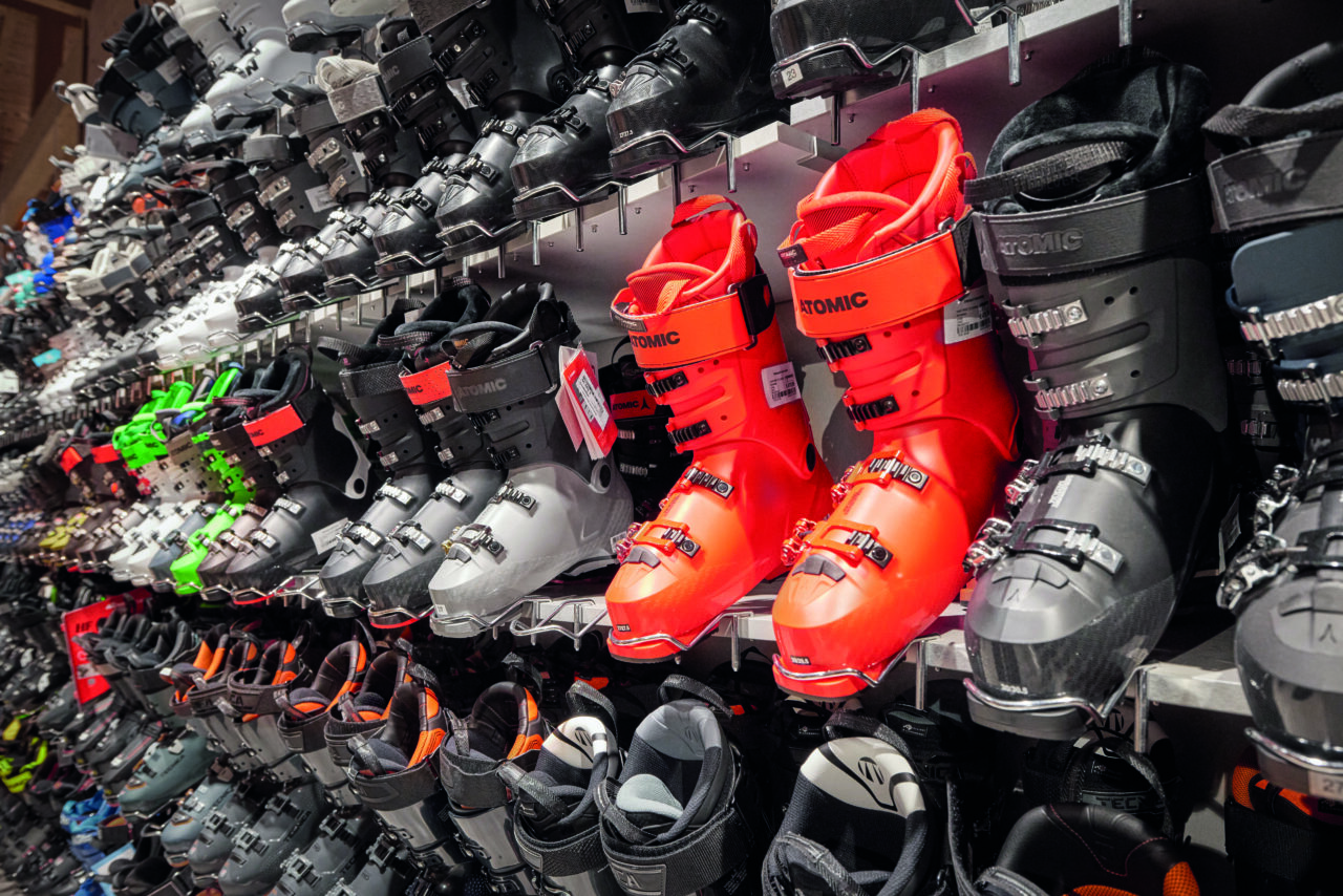 alpincenter, Bottrop: Regale mit farbigen Skistiefeln aus Kunststoff im Verleihbereich des alpincenters Bottrop