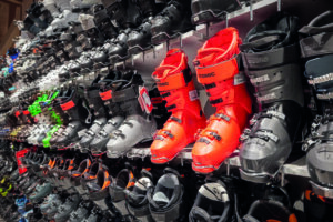 alpincenter, Bottrop: Regale mit farbigen Skistiefeln aus Kunststoff im Verleihbereich des alpincenters Bottrop