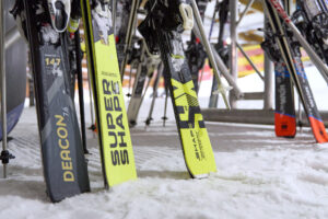 Alpincenter, Bottrop: In einem Skiständer stecken mehrere farbig markierte Ski, die auf einer Schneefläche ruhen.