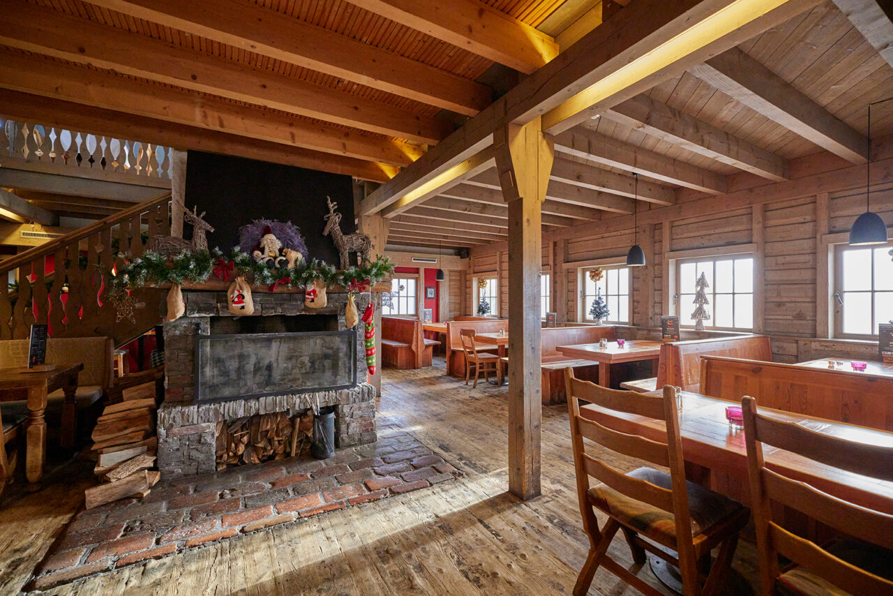 Alpincenter Bottrop: ```html
Gemütliche, hölzerne Berghütte mit rustikalen Einrichtungen und weihnachtlichen Dekorationen.
```