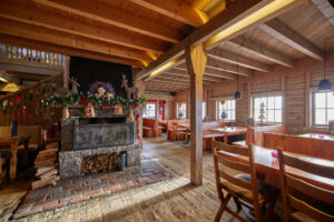 Alpincenter Bottrop: ```html
Gemütliche, hölzerne Berghütte mit rustikalen Einrichtungen und weihnachtlichen Dekorationen.
```