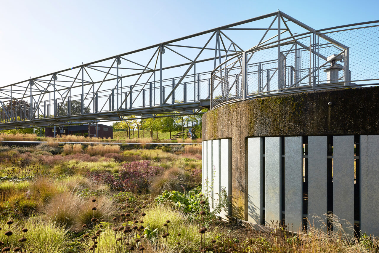 Bernepark Bottrop: Bernepark Bottrop mit ikonischer Brückenkonstruktion und üppiger Parklandschaft im Sonnenlicht.