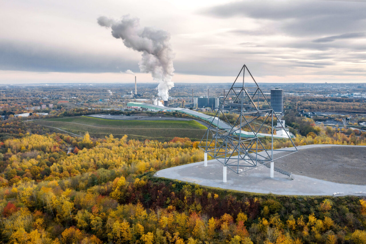 bottrop+be---auf-dem-weg-zur-blauen-emscher+bild05.jpg: Stählerne Pyramidenkonstruktion des Tetraeders Bottrop auf der Halde Prosperstraße im Herbstwald.