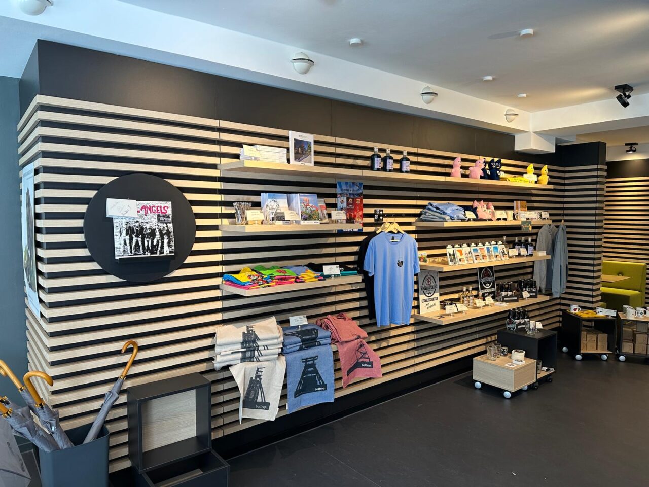 Bottrop, Infopunkt, Regal.jpg: