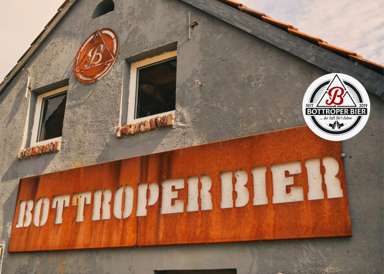Bottroper Bier, Bottrop: Brauereigebäude in Bottrop, rustikales Schild mit "Bottroper Bier", darunter Logo der Brauerei.