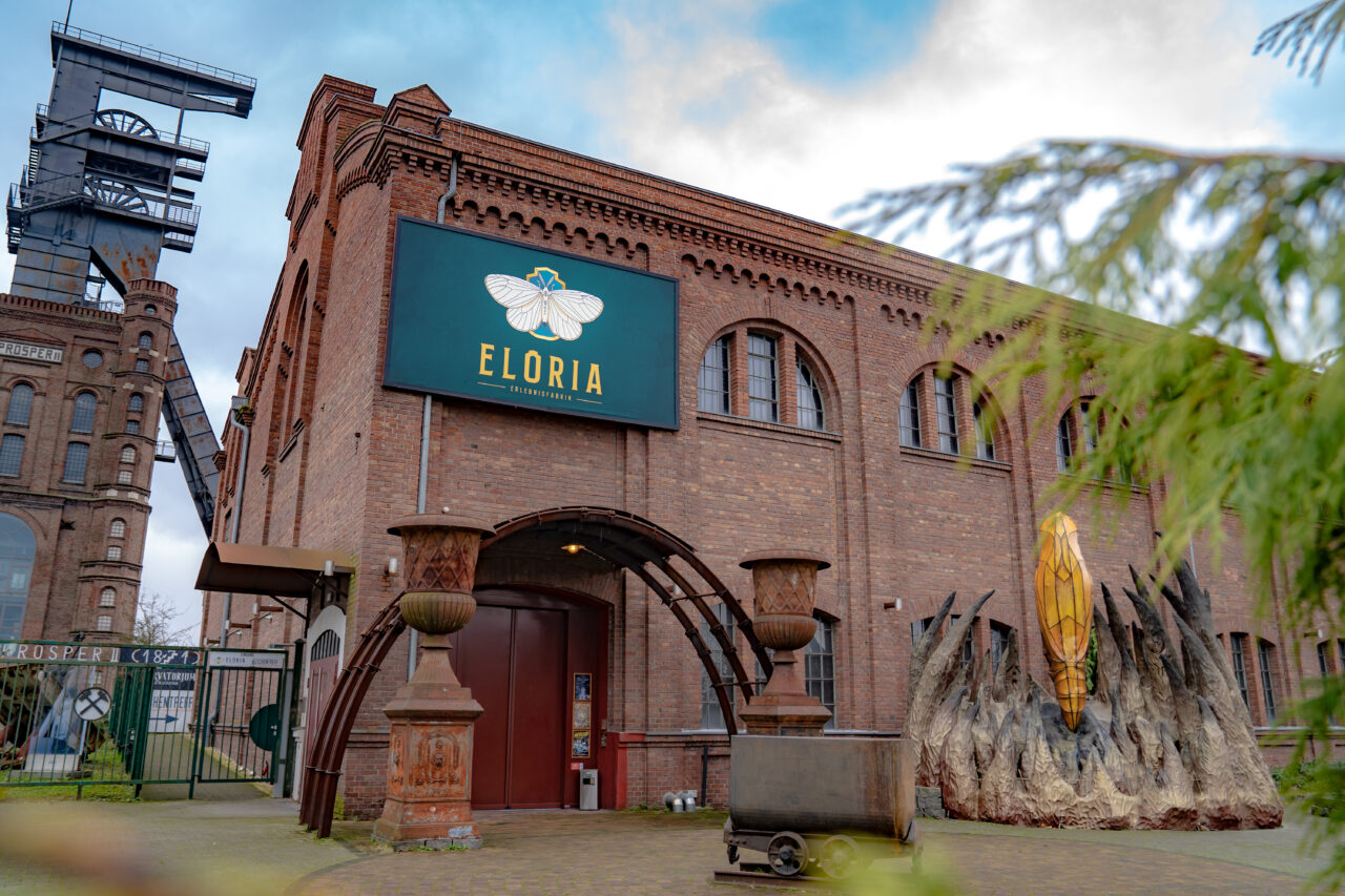 ELORIA Erlebnisfabrik, Bottrop: Backsteingebäude der ELORIA Erlebnisfabrik in Bottrop mit großem Logo und historischem Förderturm.