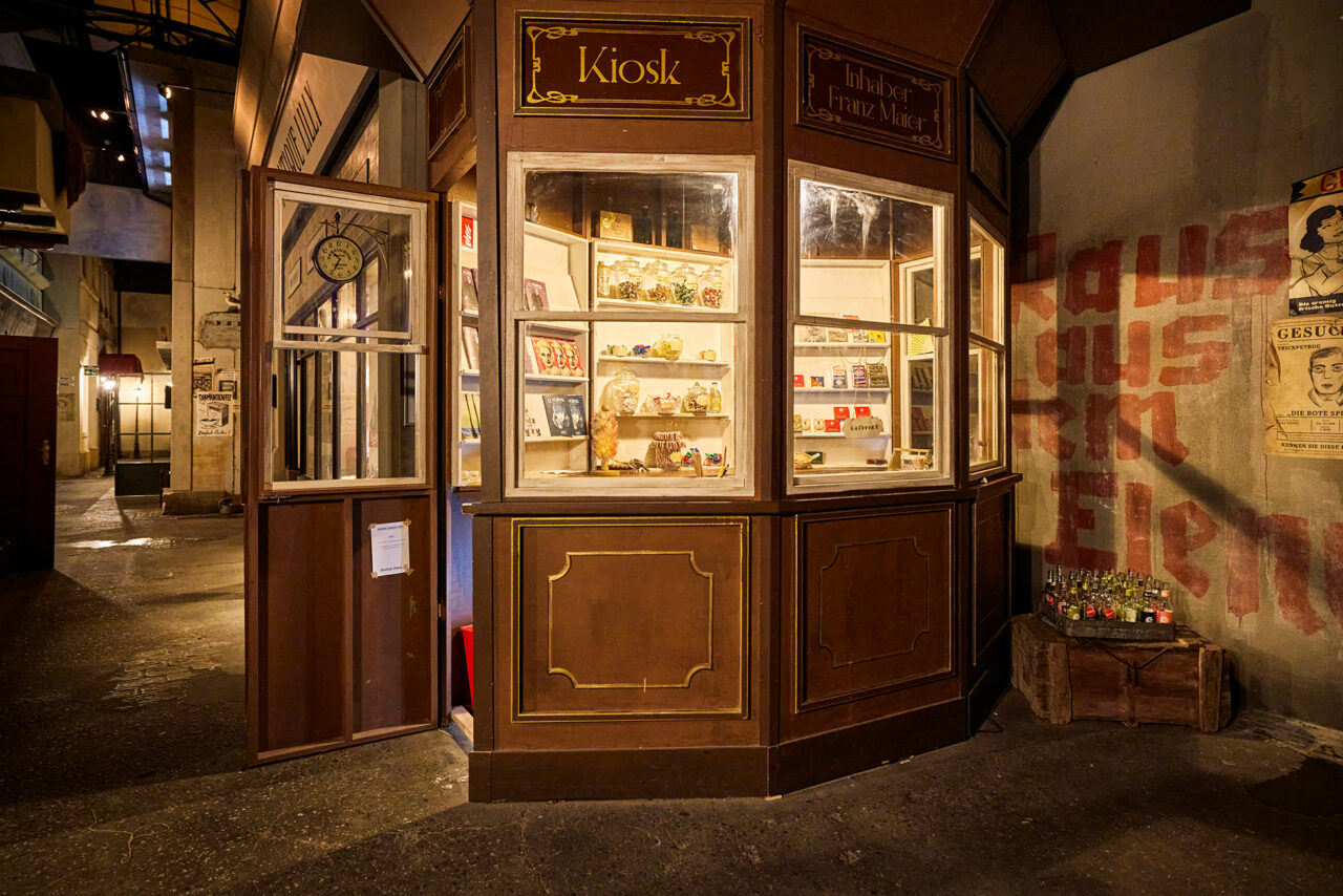 ELORIA Erlebnisfabrik Bottrop: Detailreicher Kiosk in nostalgischem Stil, mit Waren und Dekor aus der frühen Nachkriegszeit.
