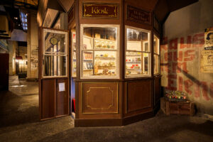 ELORIA Erlebnisfabrik Bottrop: Detailreicher Kiosk in nostalgischem Stil, mit Waren und Dekor aus der frühen Nachkriegszeit.