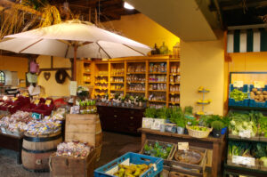 Hof Umberg, Bottrop, Innenansicht Hofladen: Regale mit Lebensmitteln, frischem Gemüse und Obst in einem hellen Hofladen mit Holzdekor.