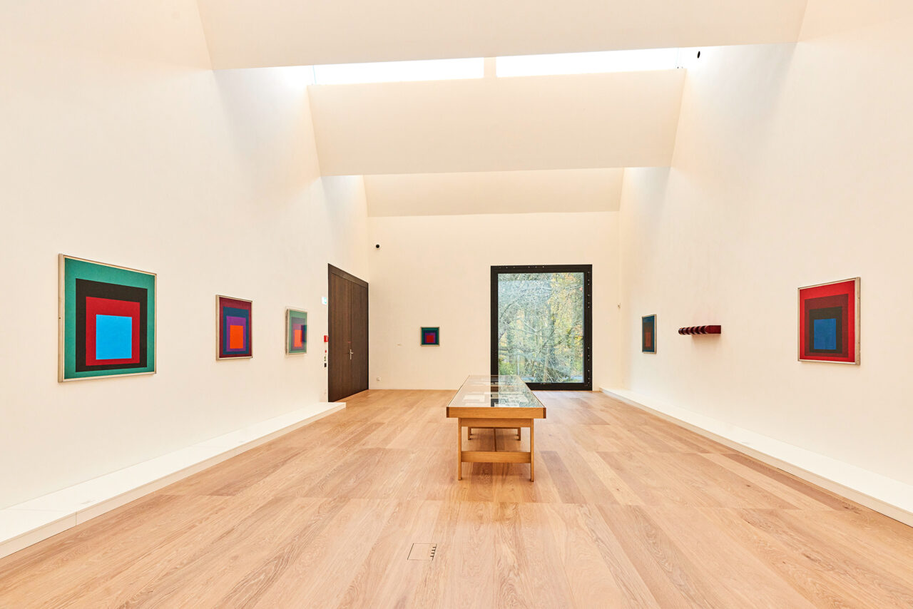 Josef Albers Museum Quadrat, Bottrop: Kunstgalerie mit modernen, bunten Gemälden auf weißen Wänden und Holzboden in hellem Raum.