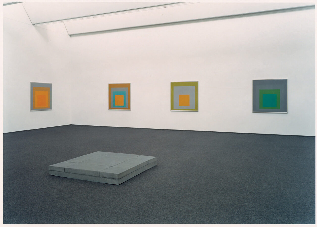 Josef Albers Museum Quadrat, Bottrop, Innenansicht: Innenraum des Josef Albers Museum Quadrat Bottrop mit geometrischen Farbkompositionen an weißen Wänden