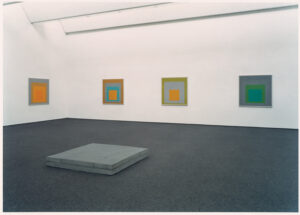 Josef Albers Museum Quadrat, Bottrop, Innenansicht: Innenraum des Josef Albers Museum Quadrat Bottrop mit geometrischen Farbkompositionen an weißen Wänden