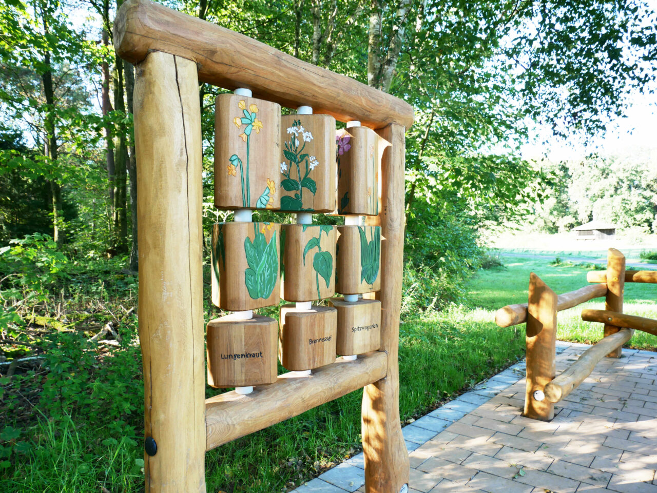Kirchheller Heide, Bottrop, Holzspiel: Holzspiel im Wald mit drehbaren Tafeln und Pflanzenmotiven im Lernbereich der Kirchheller Heide.