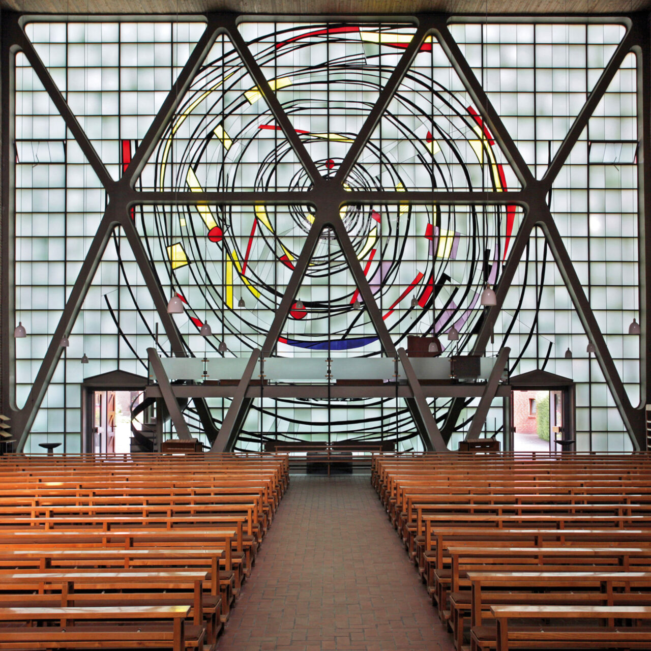 Kulturkirche Heilig Kreuz, Bottrop: Innenraum der Kulturkirche Heilig Kreuz in Bottrop mit moderner Glaswand und geometrischem Muster