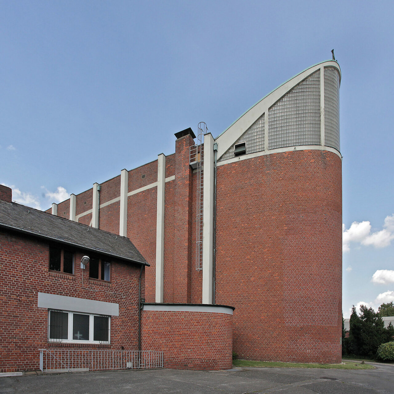 Kulturkirche Heilig Kreuz, Bottrop: Backsteinbau der Kulturkirche Heilig Kreuz in Bottrop mit markant rundem Turm und modernem Aufbau