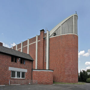 Kulturkirche Heilig Kreuz, Bottrop: Backsteinbau der Kulturkirche Heilig Kreuz in Bottrop mit markant rundem Turm und modernem Aufbau