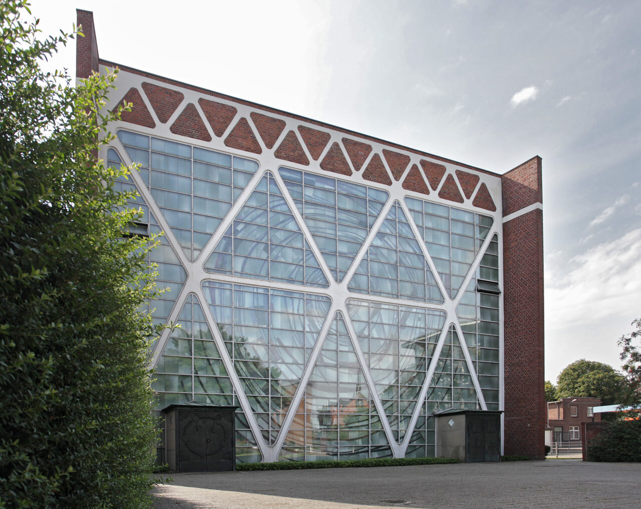 KulturkircheHeiligKreuz.jpg: Backsteinbau mit großer Glasfassade und markanten weißen Streben der Kulturkirche Heilig Kreuz Bottrop