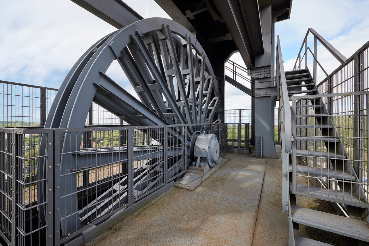 Malakoffturm Bottrop: Stahlschachtgerüst des Malakoffturms Bottrop, mit Treppe und Zugang zu einer Aussichtsplattform.