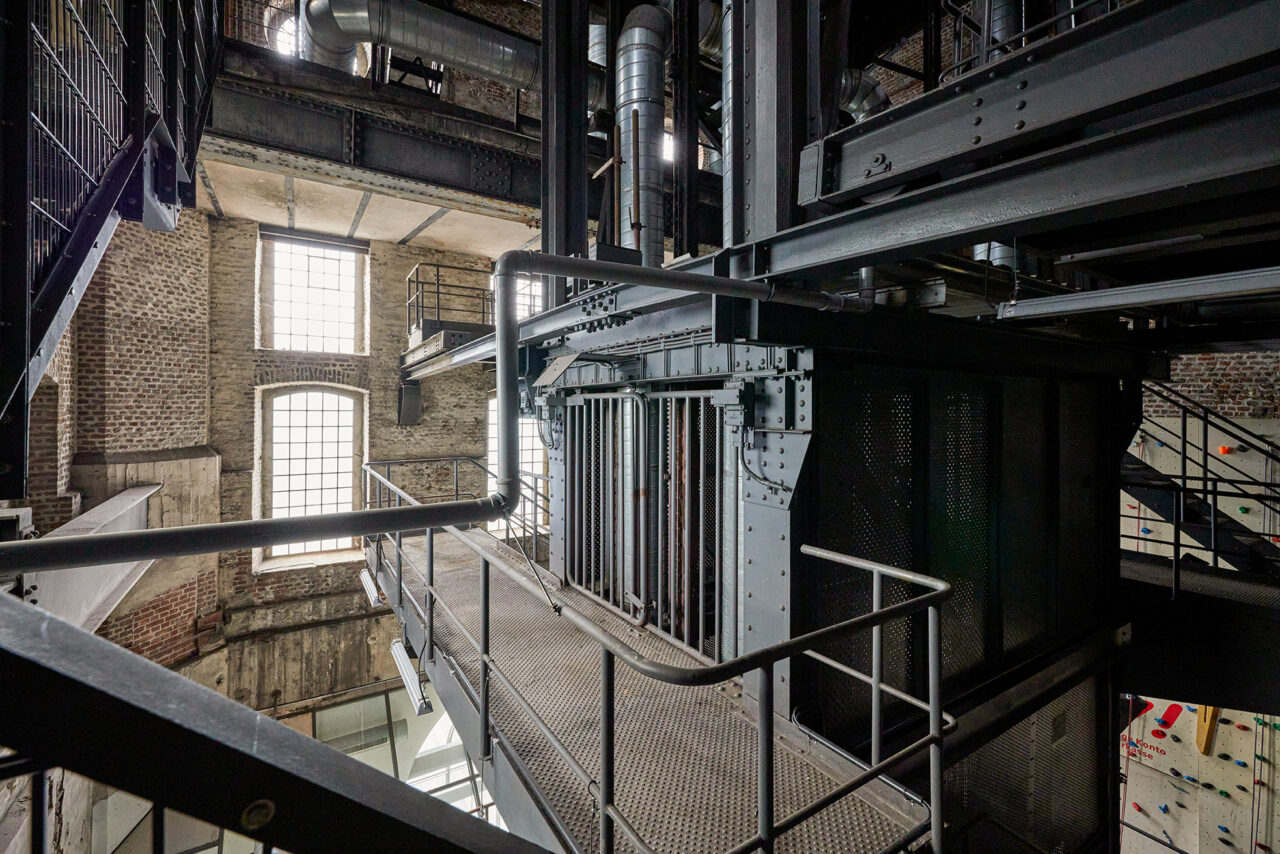 Malakoffturm Bottrop: Industriearchitektur aus Stahl und Ziegeln, große Fenster spenden Licht im Inneren des Gebäudes.