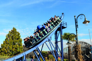 Movie Park Germany, Bottrop: Menschen fahren auf der sich drehenden Achterbahn Crazy Surfer im Movie Park Germany.
