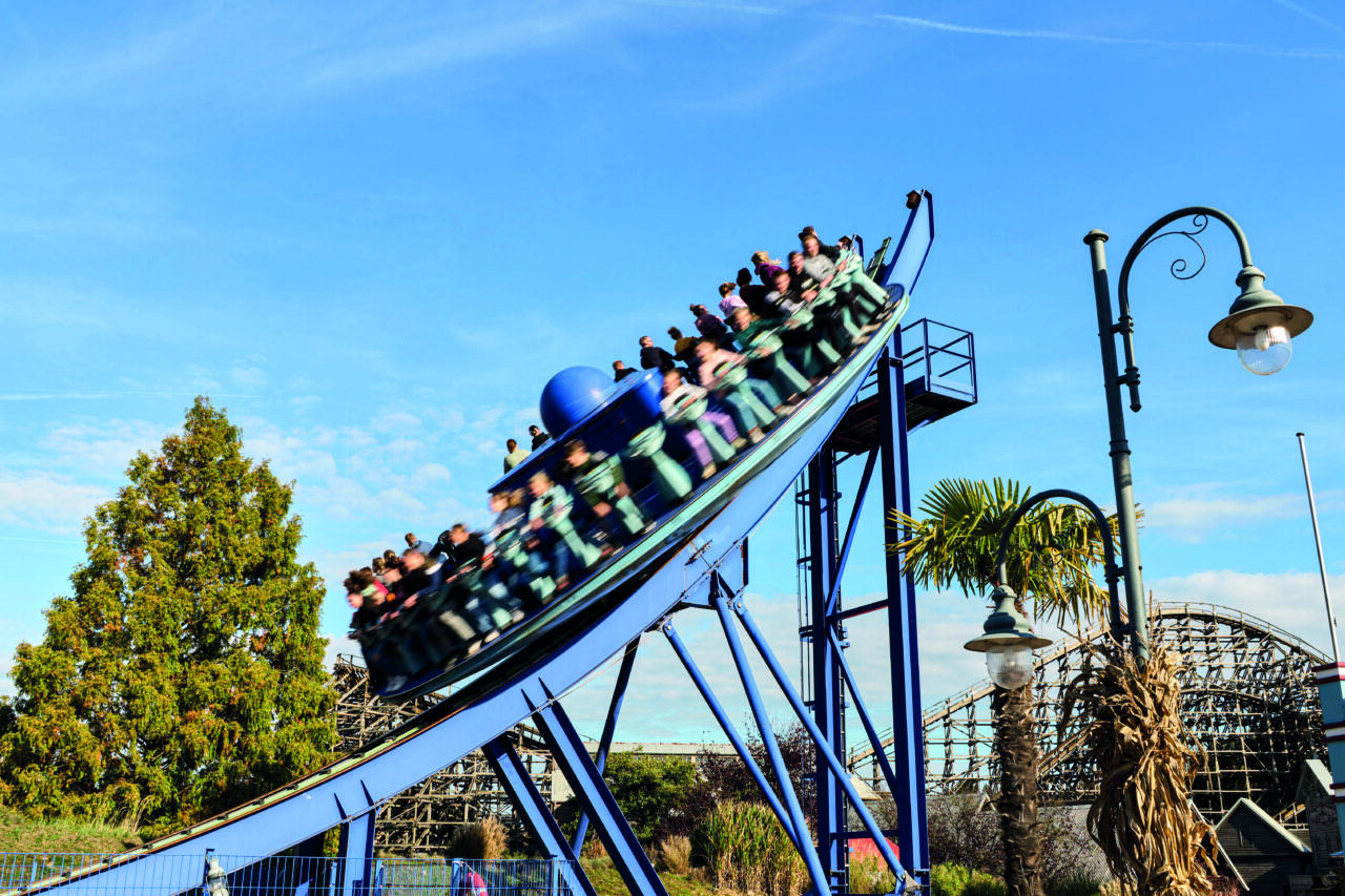 Movie Park Germany, Bottrop, Crazy Surfer: Menschen fahren auf der sich drehenden Achterbahn Crazy Surfer im Movie Park Germany.