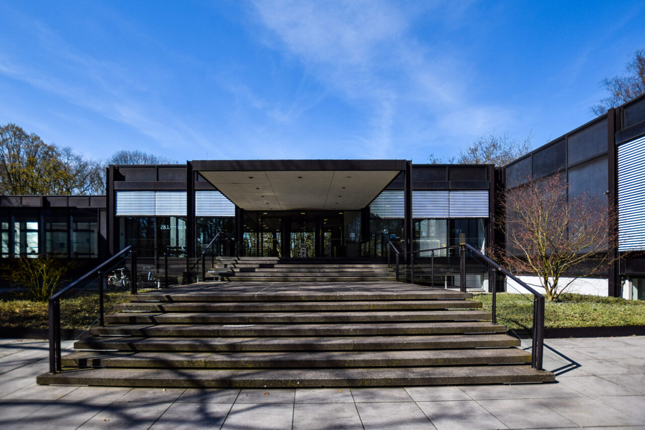 Museum für Ur- und Ortsgeschichte, Museumszentrum Quadrat, Bottrop, Außenansicht: Moderne Glasfassade des Museums Quadrat Bottrop mit breiter Freitreppe und überdachtem Eingang.