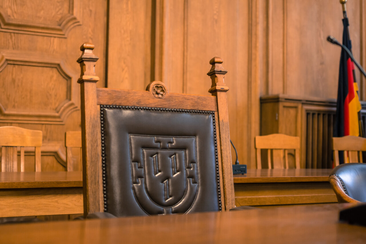 Rathaus, Bottrop, Sitzungssaal, Nahaufnahme Stuhl: Nahaufnahme eines ledergepolsterten Holzstuhls im Sitzungssaal des Rathauses Bottrop mit Stadtwappen.