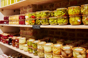 Schmücker Hof, Bottrop-Kirchhellen: Regale voller Einmachgläser mit verschiedenen Pickles und eingelegtem Gemüse in einem Laden in Bottrop.