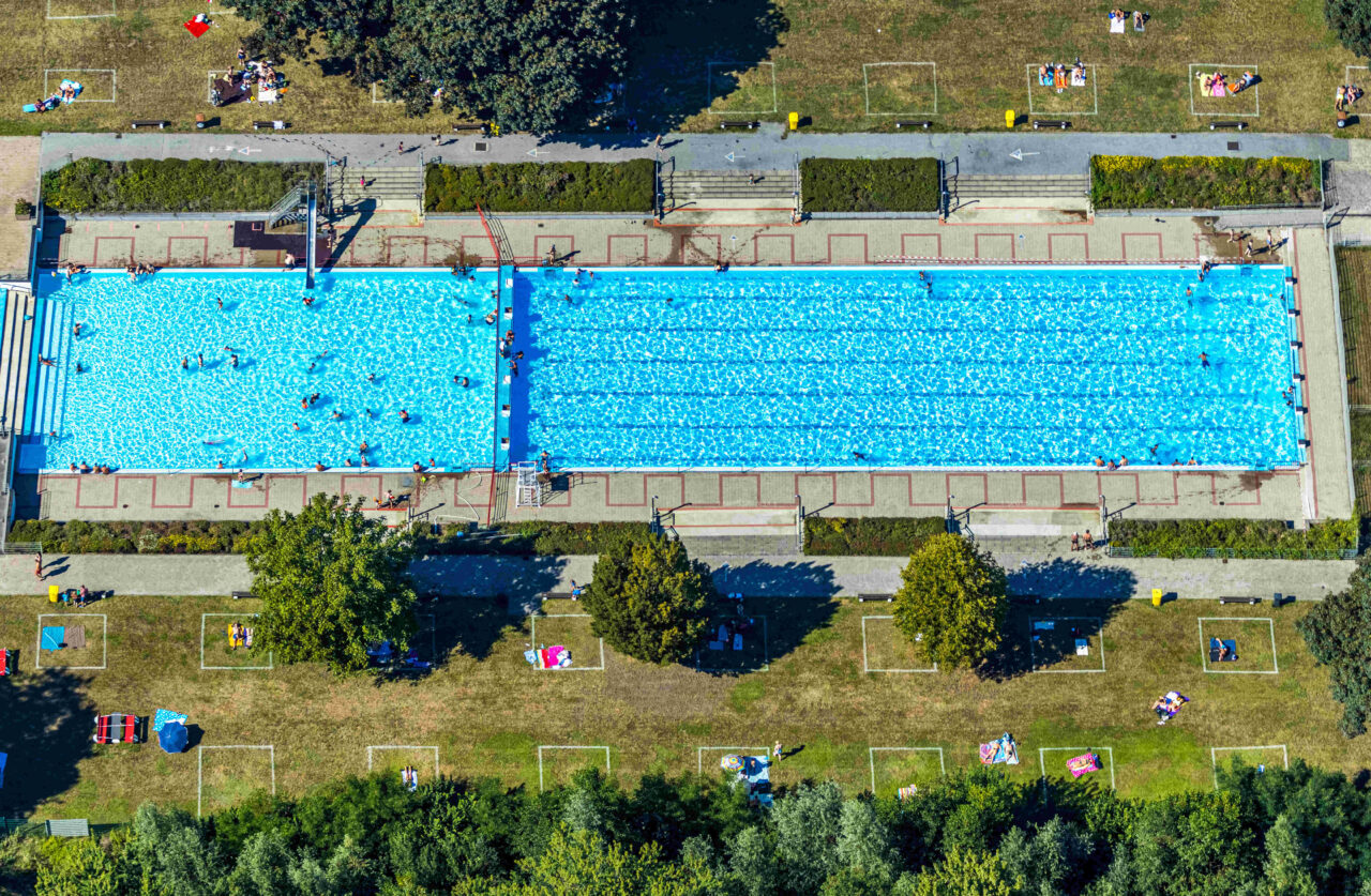 Stenkhoffbad, Bottrop, Luftansicht: Luftbild, Stenkhoff-Bad an der Autobahn A2, Freibad, Abstandsregel,  Badende, Eigen, Bottrop, Ruhrgebiet, Nordrhein-Westfalen, Deutschland
