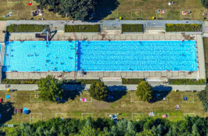 Stenkhoffbad, Bottrop, Luftansicht: Luftbild, Stenkhoff-Bad an der Autobahn A2, Freibad, Abstandsregel,  Badende, Eigen, Bottrop, Ruhrgebiet, Nordrhein-Westfalen, Deutschland