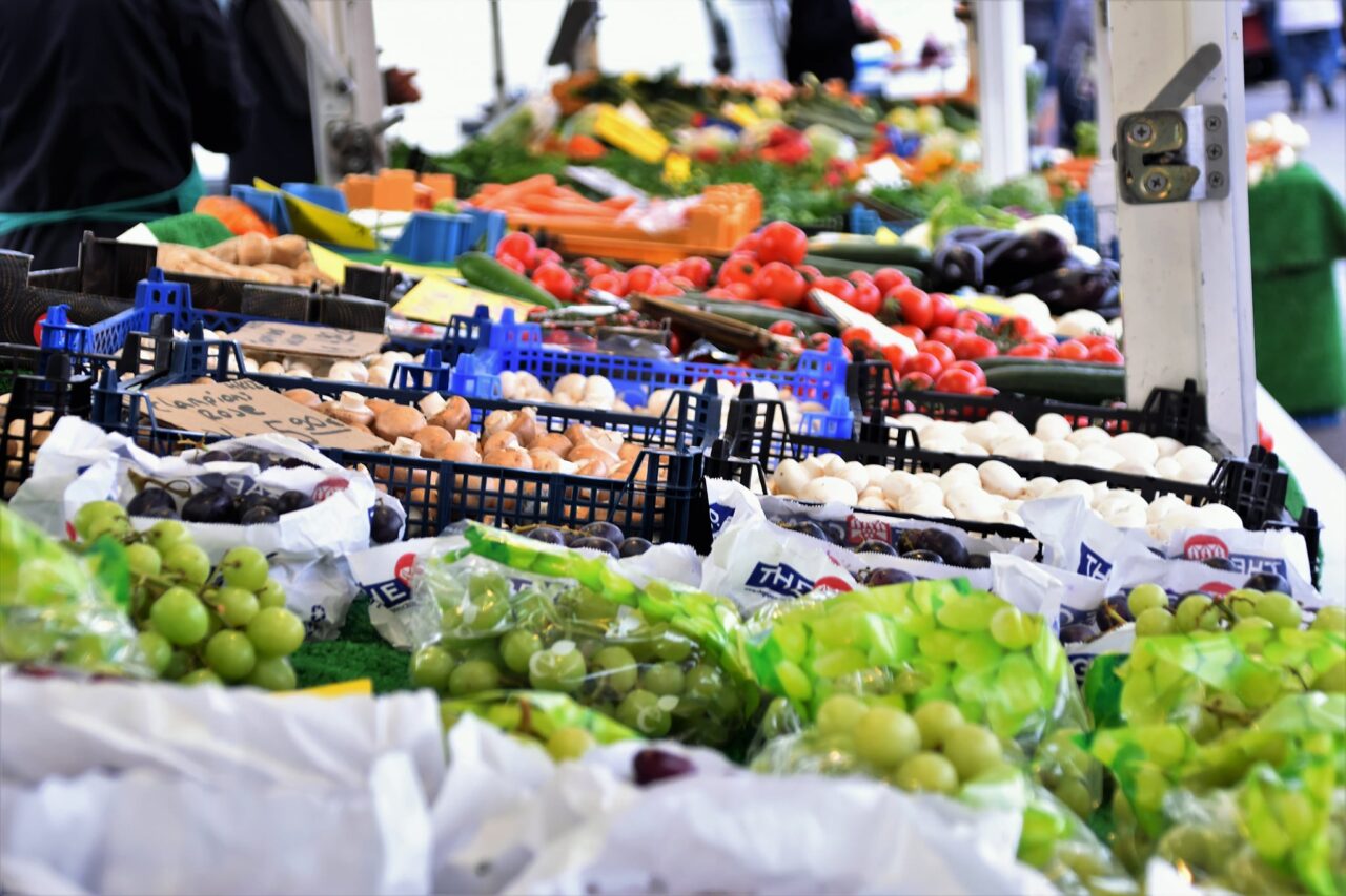 Stockfoto Wochenmarkt: Stände mit frischem Obst und Gemüse auf dem Wochenmarkt in Bottrops Innenstadt.