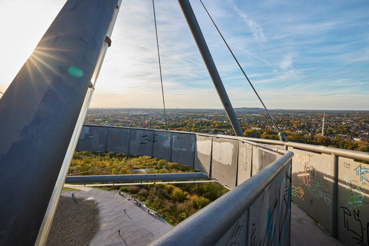 Tetraeder Halde Beckstr. Bottrop: Die Aussicht auf Bottrop aus dem Tetraeder mit weiten Feldern und einer stählernen Plattform.