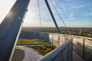 Tetraeder Halde Beckstr. Bottrop: Die Aussicht auf Bottrop aus dem Tetraeder mit weiten Feldern und einer stählernen Plattform.
