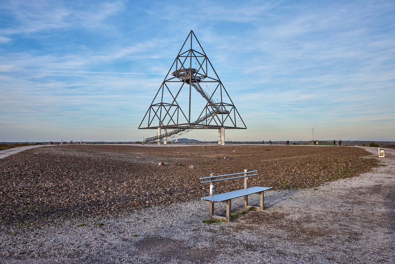 Tetraeder Halde Beckstr. Bottrop: Tetraeder in Bottrop: Moderne, stählerne Pyramidenstruktur auf einer Anhöhe mit weitem Ausblick.