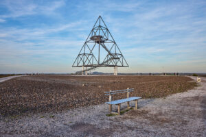 Tetraeder Halde Beckstr. Bottrop: Tetraeder in Bottrop: Moderne, stählerne Pyramidenstruktur auf einer Anhöhe mit weitem Ausblick.