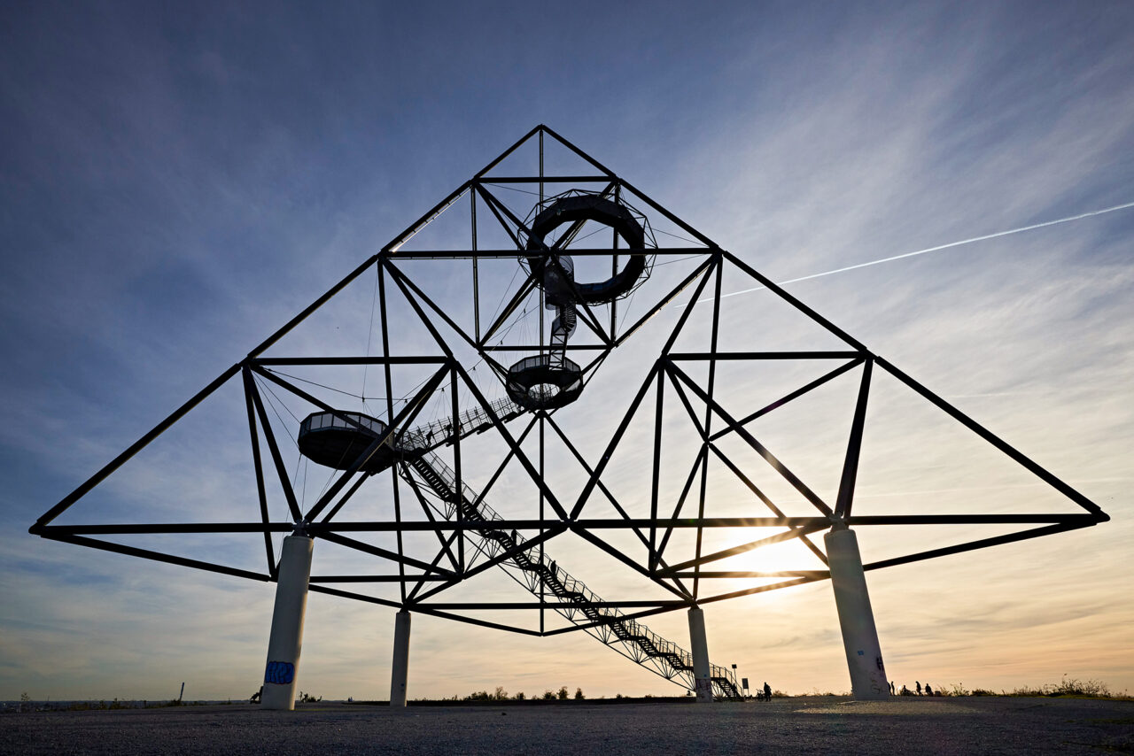 Tetraeder Halde Beckstr. Bottrop: Stählerner Tetraeder auf der Halde, Bottrop, bei Sonnenuntergang in dramatischem Himmel.