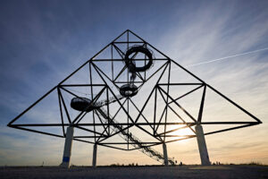 Tetraeder Halde Beckstr. Bottrop: Stählerner Tetraeder auf der Halde, Bottrop, bei Sonnenuntergang in dramatischem Himmel.