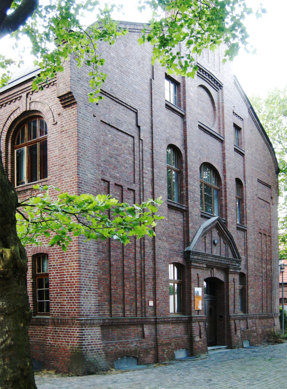 Zeche Arenberg Fortsetzung, Bottrop: Backsteinbau der ehemaligen Zeche Arenberg Fortsetzung in Bottrop mit großen Rundbogenfenstern.